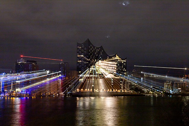 Elbphilharmonie bei Nacht in Hamburg